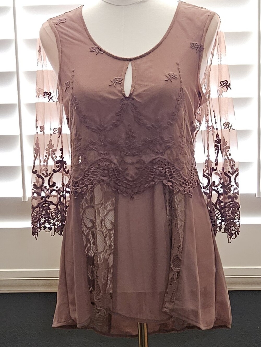 BKE BOUTIQUE (BUCKLE) MAUVE/DUSTY ROSE LACE HIGH LOW. BOHO,LACE,WHIMISIGOTH